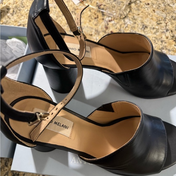 Black Sandal slightly worn - Picture 2 of 4